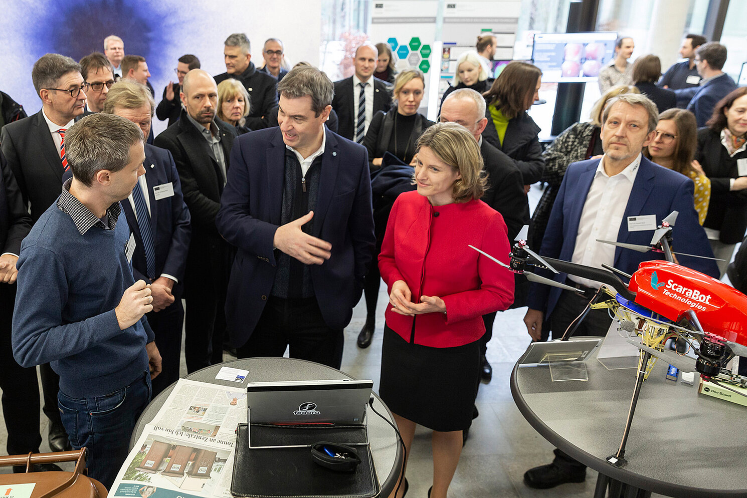 Prof. Dr. Jan Dünnweber (links) erklärt OTH-Präsident Prof. Dr. Wolfgang Baier, Ministerpräsident Dr. Markus Söder und Dr. Astrid Freudenstein, MdB, seine Arbeit zum Thema Smart-City.