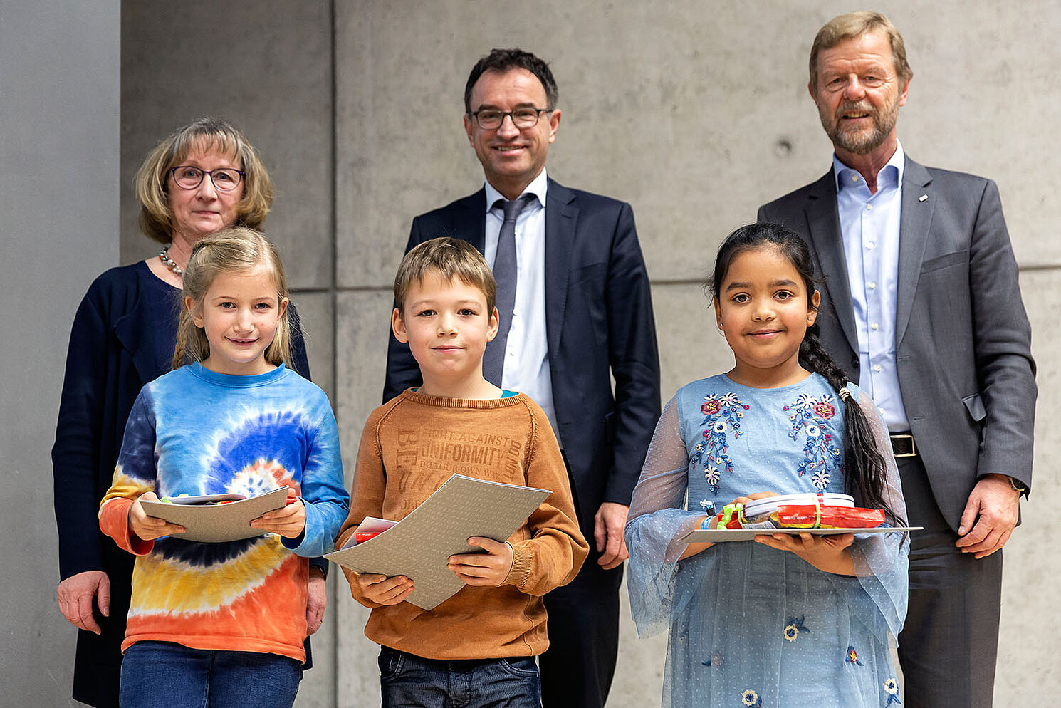 Preisverleihung an die Gewinner/innen des Malwettbewerbs. Preisverleihung an die Gewinner/innen des Malwettbewerbs.