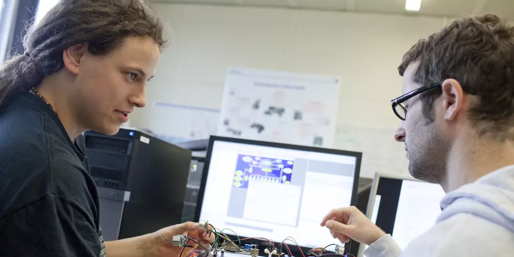 Studierende bei Projektarbeit am PC