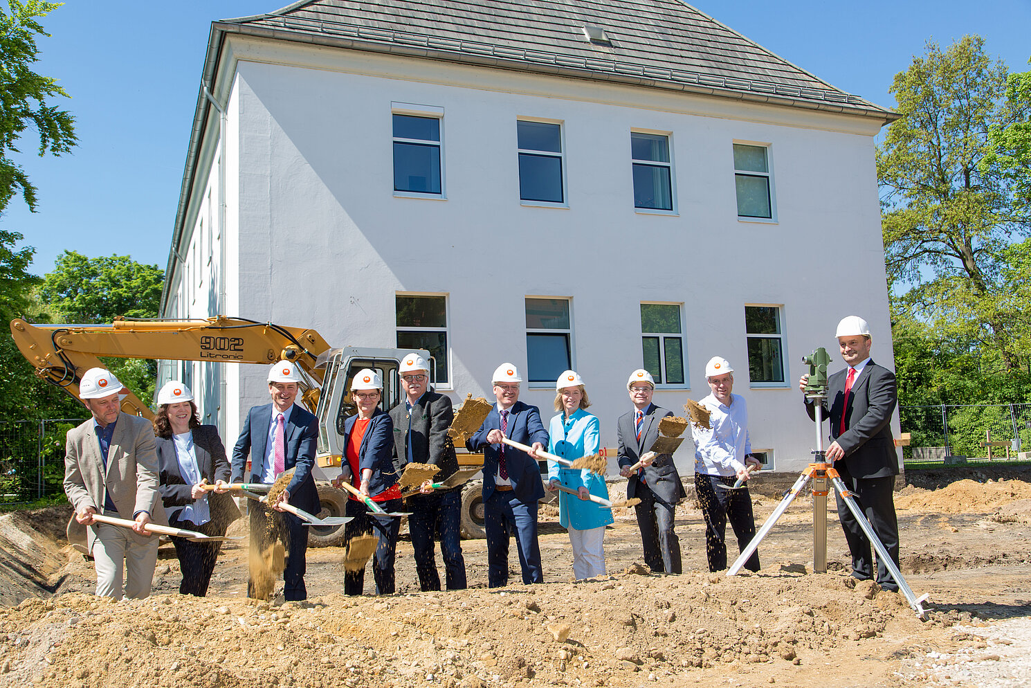 Beim Spatenstich: (v.l.) Alfred Stockinger, Prof. Dr. Klaudia Winkler, Dr. Johannes Hies, Gerlinde Reichart, Michael Frank, Michael Weißmann, Dr. Isolde Schäfer, Florian Glück, Markus Neuber, Frank Saibold. Foto: Caritas-Krankenhaus