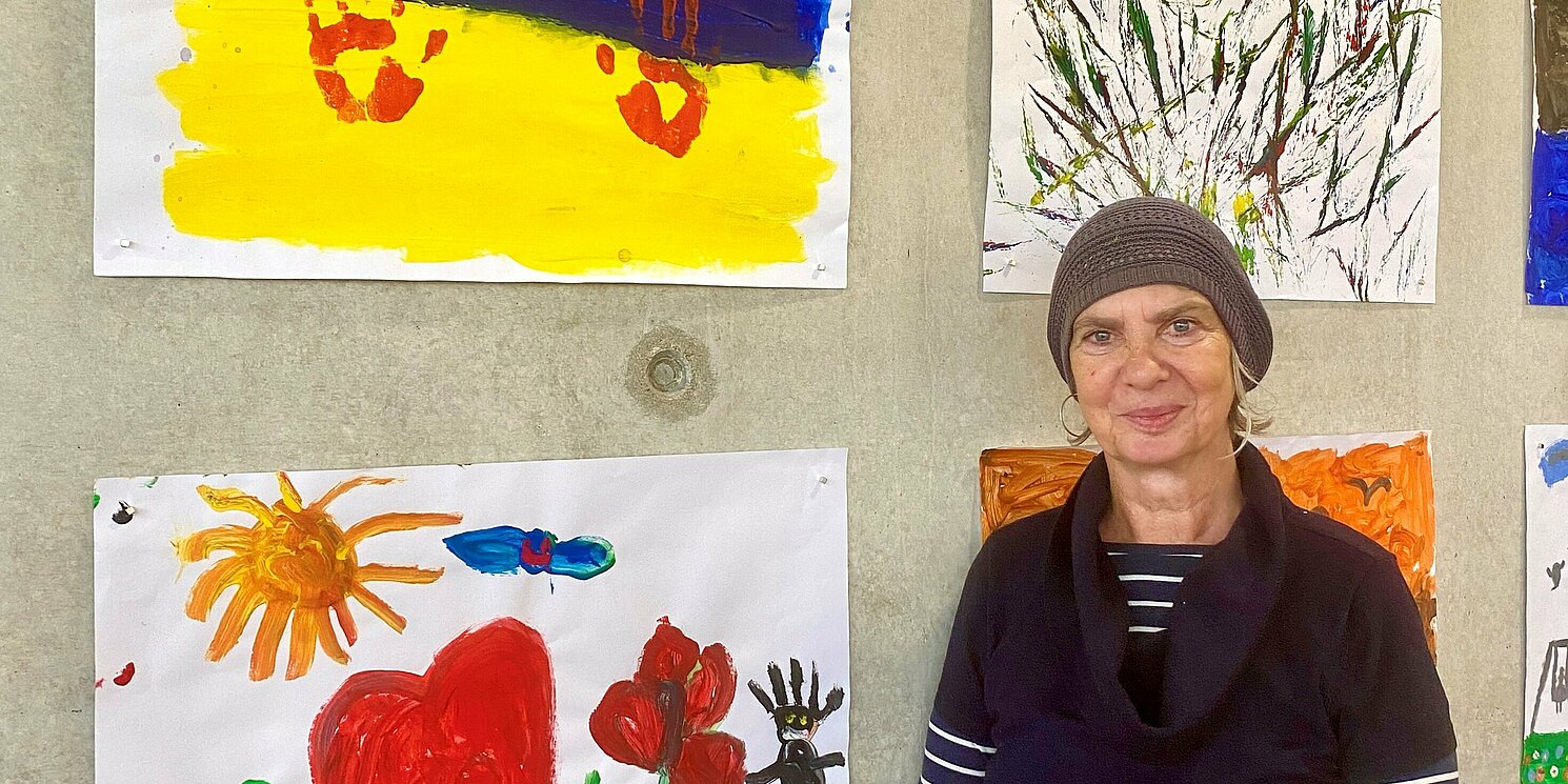 Maria Kurzok vor den Kunstwerken im Lesesaal