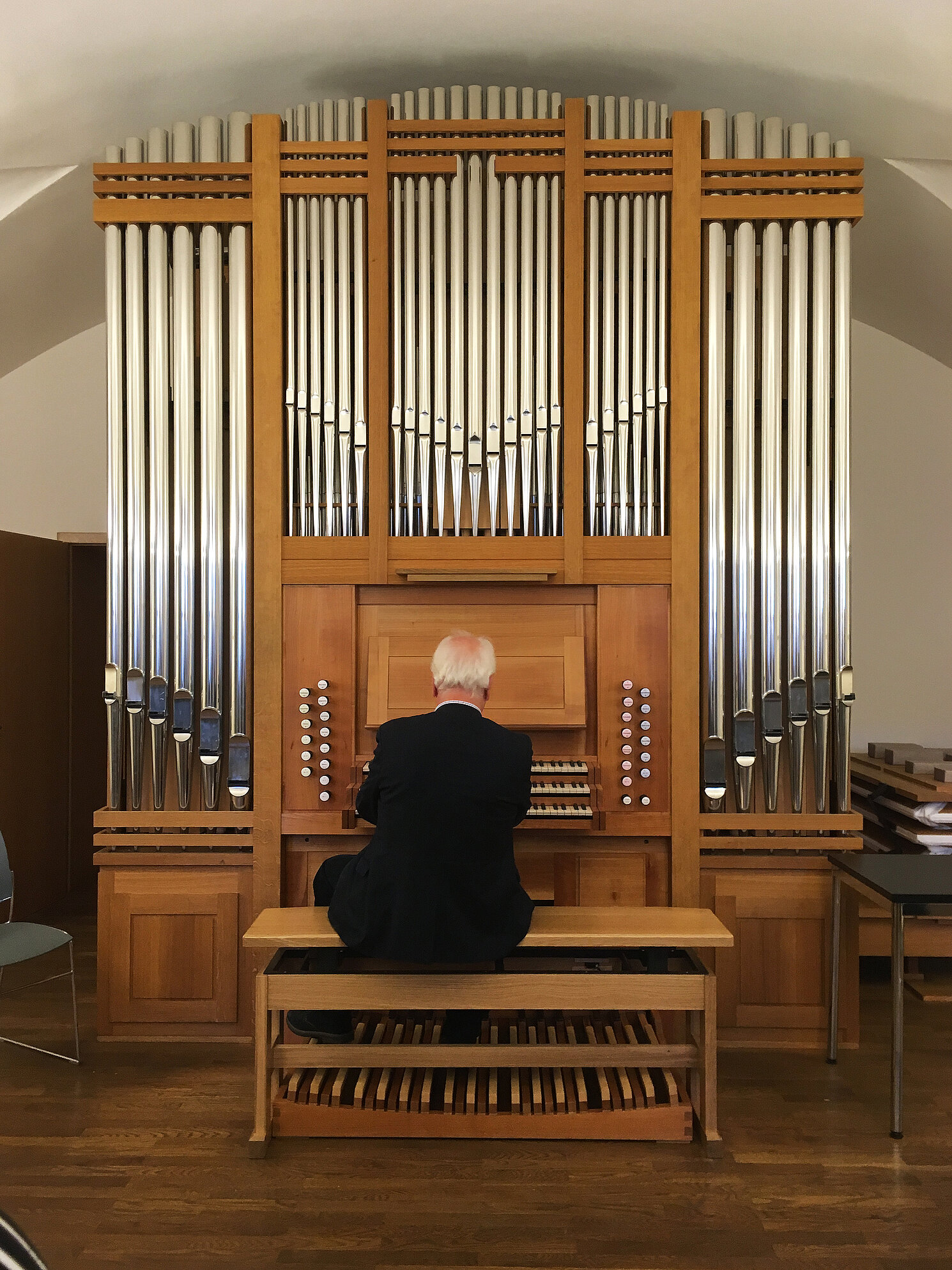 Prof. Martin Kellhuber von der Hochschule für katholische Kirchenmusik (HfKM) bei der Demonstration der Orgel.