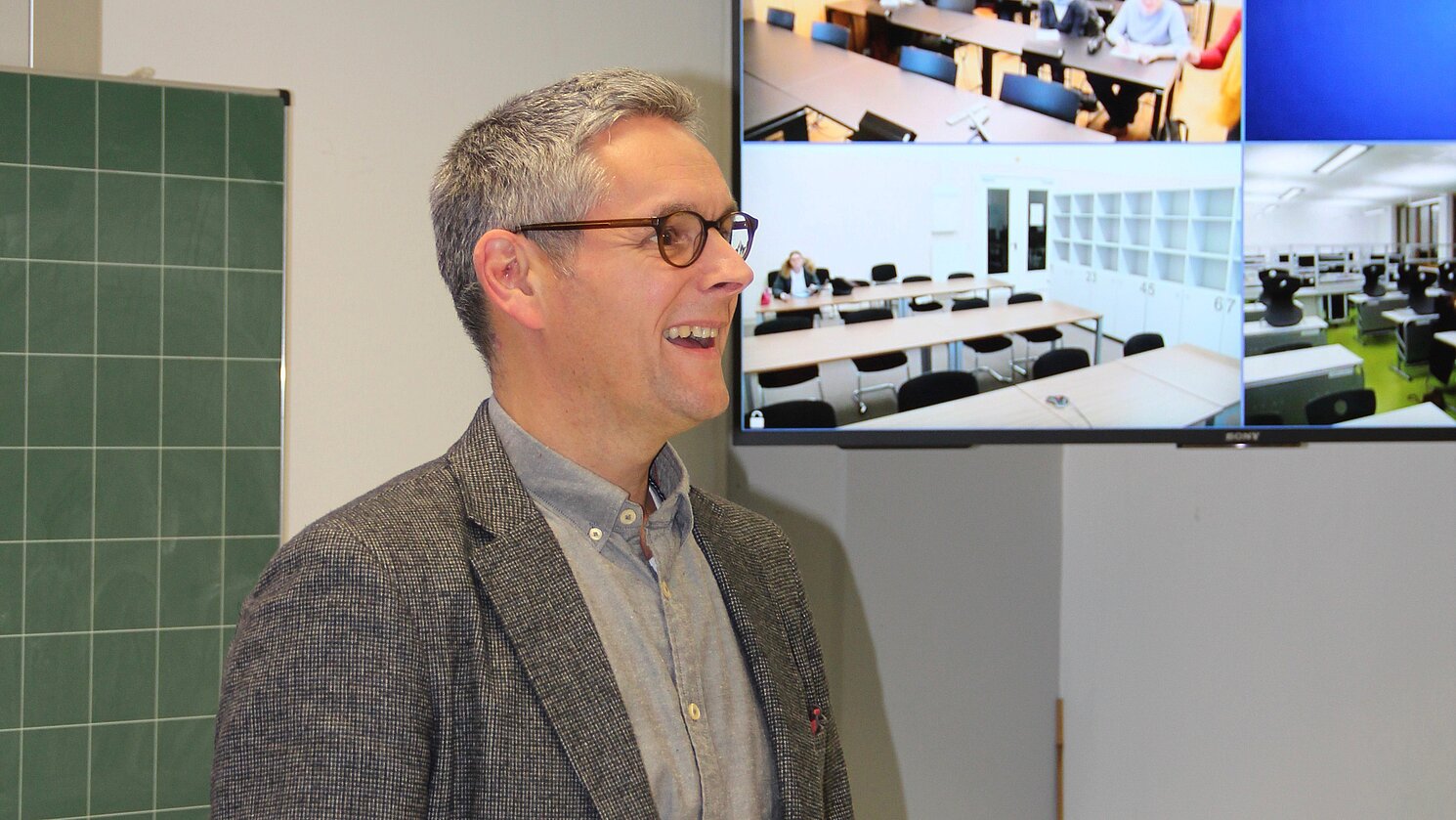 Prof. Dr. Nicolas Schöpf begrüßte vorab die Zuhörerinnen und Zuhörer in den zugeschalteten Lernorten des berufsbegleitenden Bachelorstudiengangs „Soziale Arbeit“, die den Vortrag via Livestream mitverfolgen konnten. 