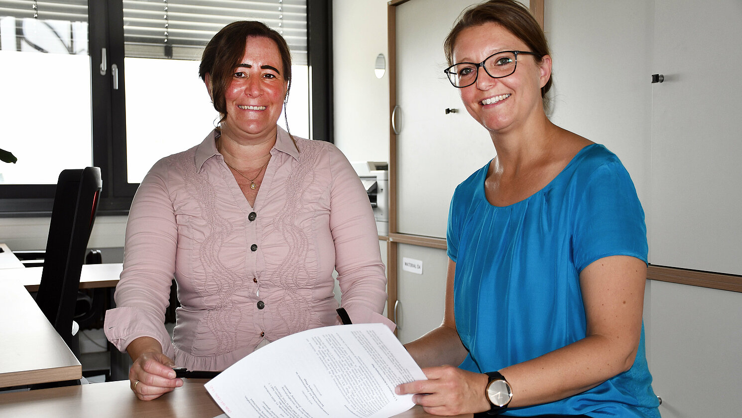 „Die Österreicher*innen sind uns in puncto Akademisierung der Pflege ein gutes Stück voraus“, sagt Prof. Dr. Dorothea Thieme (li.). Dass Studierende der OTH Regensburg davon nun in Tirol lernen können, freut auch Andrea Wallner (re.), Praxiskoordinatorin in den Studiengängen Pflege und Hebammenkunde. Foto: OTH Regensburg/Michael Hitzek