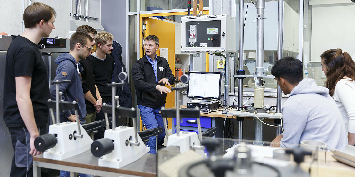 Students at OTH Regensburg benefit from high-quality teaching, modern laboratories, dedicated teaching staff and an intensive research focus. Photo: OTH Regensburg/Florian Hammerich