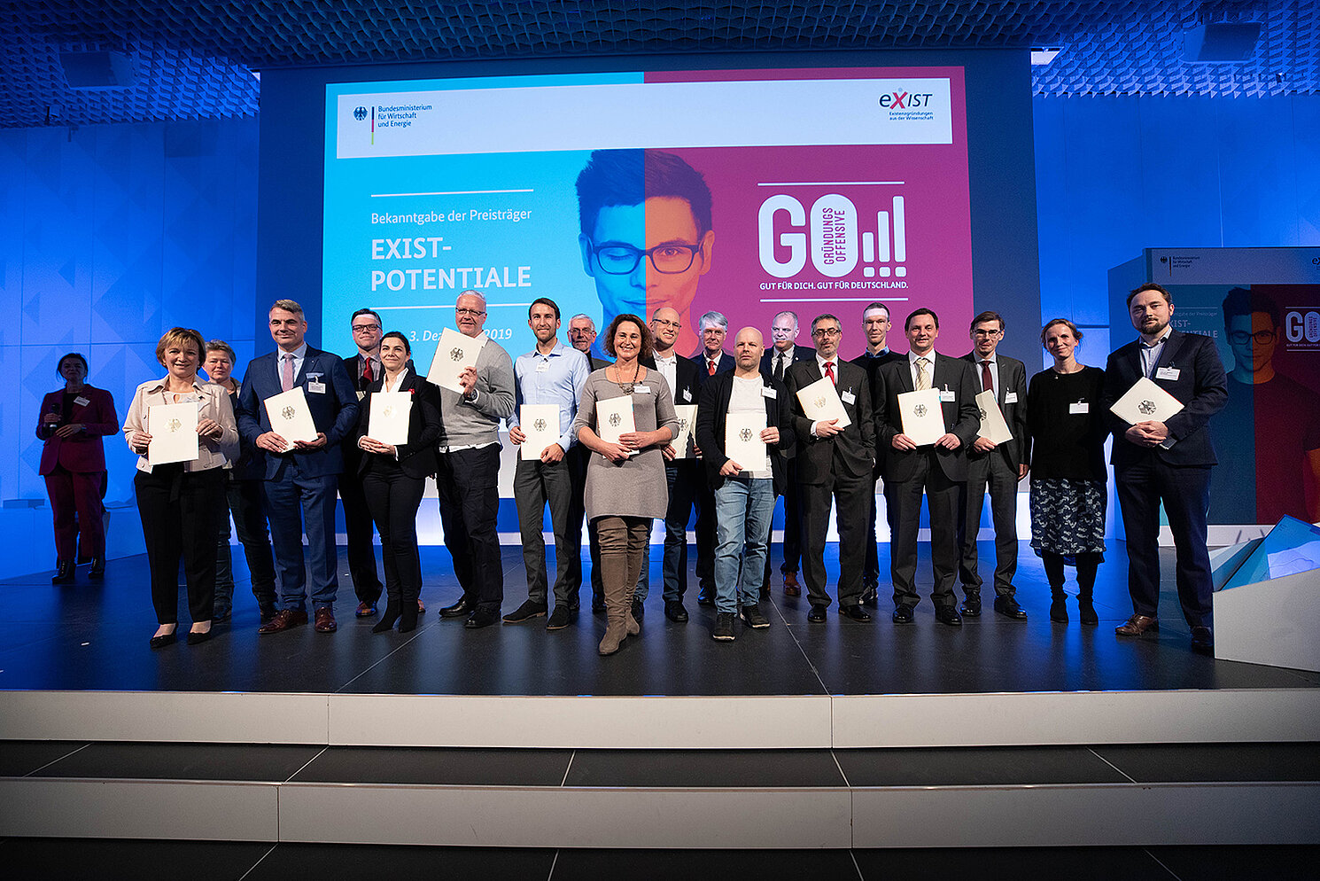 Prämierungsfeier für das Förderprogramm EXIST-Gründungskultur in Berlin: Die Vertreter der kooperierenden drei Oberpfälzer Hochschulen im Projekt Oberpfalz Start-Up HUB im Kreis weiterer ausgezeichneter Hochschulen: (von links) Prof. Dr. Christiane Hellbach, Vizepräsidentin der OTH Amberg-Weiden; Jutta Gügel, Gründerberatung an der Universität Regensburg und der Sprecher des Verbundprojektes, Prof. Dr. Sean Patrick Saßmannshausen, OTH Regensburg.