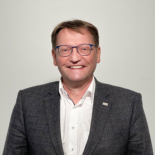 Ein Professor der Fakultät Maschinenbau vor weißem Hintergrund