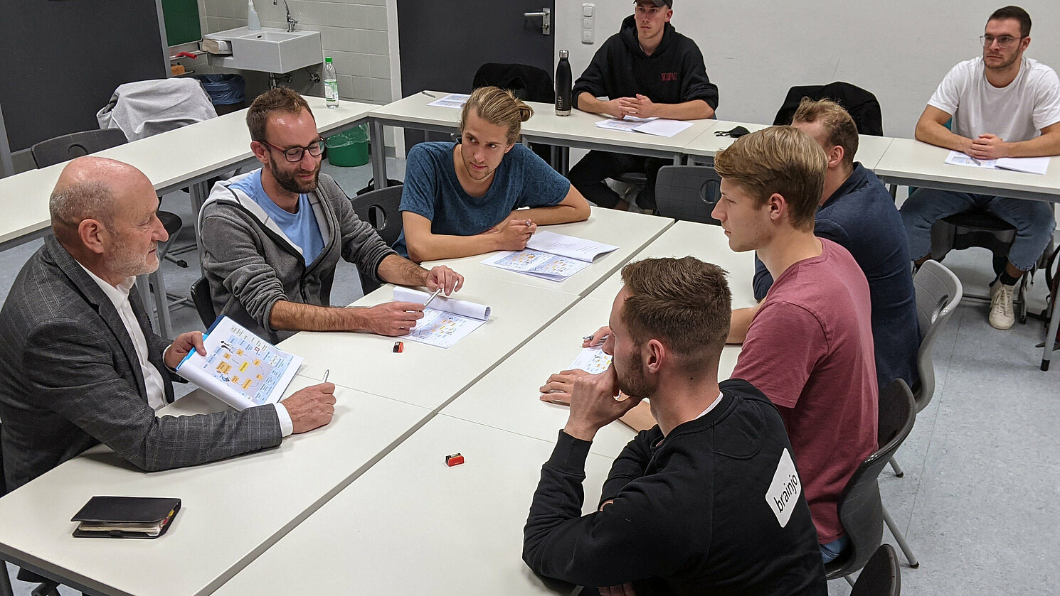 Trainer Wolfgang Karl (links) und Gründer bei einem Rollenspiel im Rahmen des Vertriebworkshops.