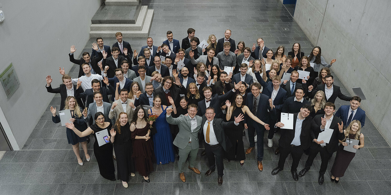 Gruppenfoto aller Absolvierenden