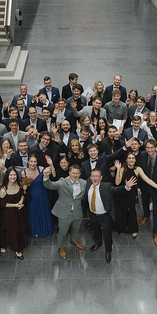 Gruppenfoto aller Absolvierenden