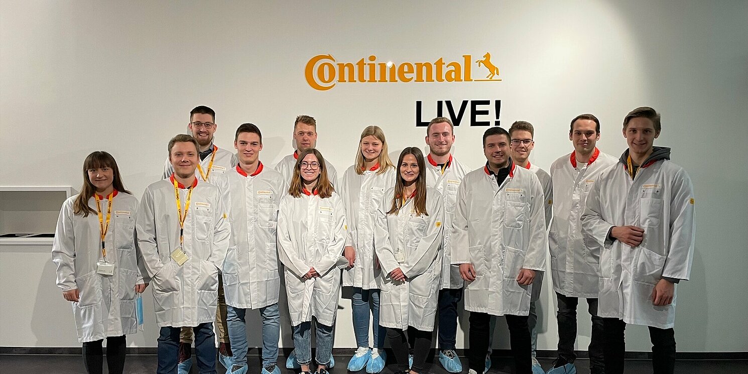 Die Stipendiatinnen und Stipendiaten bei der Werkführung in Regensburg.  Bildnachweis: Continental Automotive Technologies GmbH, Felix Weissbrodt