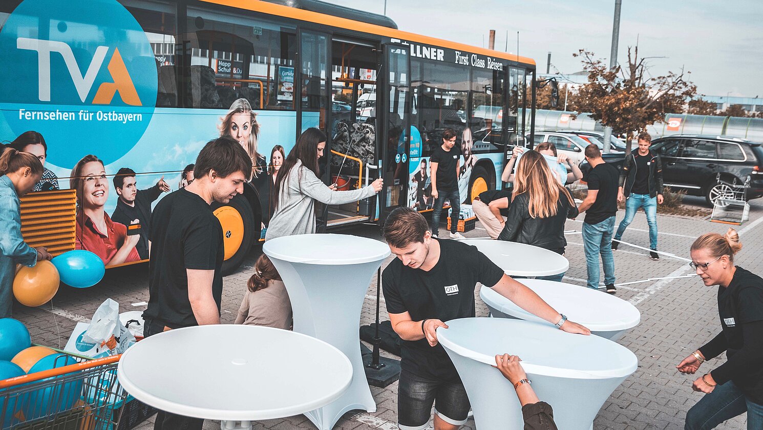 Für die Befragung im Kaufpark in Neutraubling errichteten die Studierenden eigens einen Pavillon und Tische.