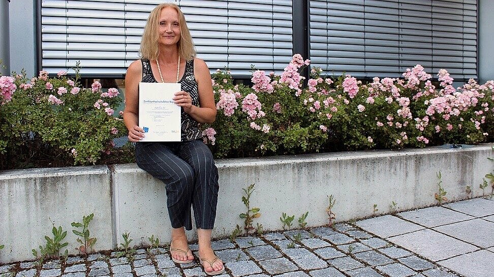 Um moderne Lehr- und Lernkonzepte noch stärker einzubinden, hat Brigitte Kauer vom start-up center der OTH Regensburg nun das Zertifikat „Hochschullehre Bayern“ erworben.