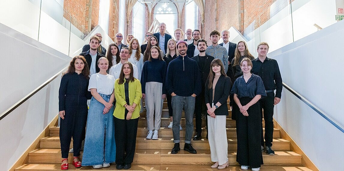 Gruppenbild auf Treppe mit 24 Personen