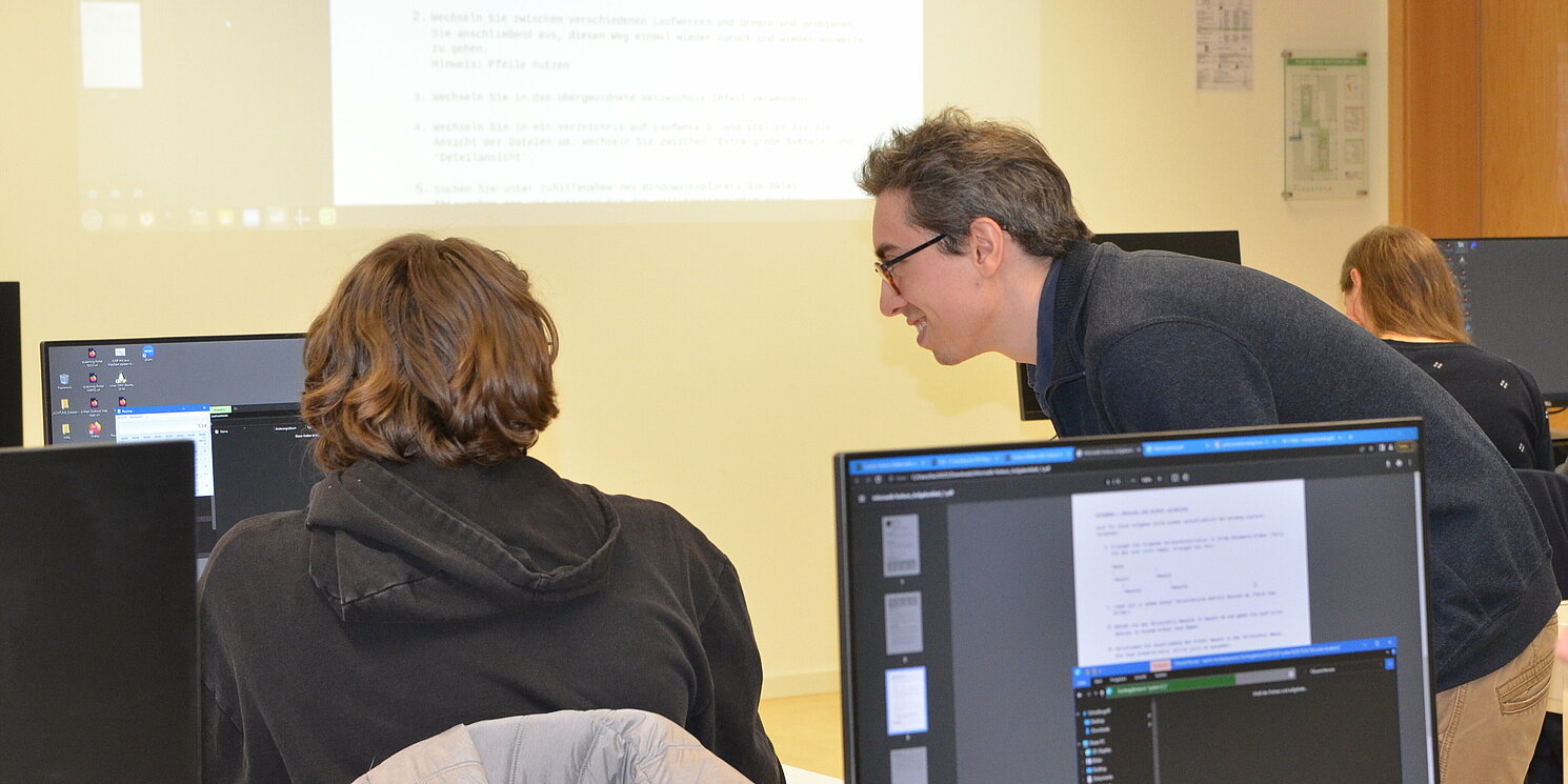 Tutoren zeigten den Erstsemesterstudierenden, was sie in Mathematik und Informatik können müssen. Foto: OTH Regensburg/Barbara Uhl Tutoren zeigten den Erstsemesterstudierenden, was sie in Mathematik und Informatik können müssen. Foto: OTH Regensburg/Barbara Uhl
