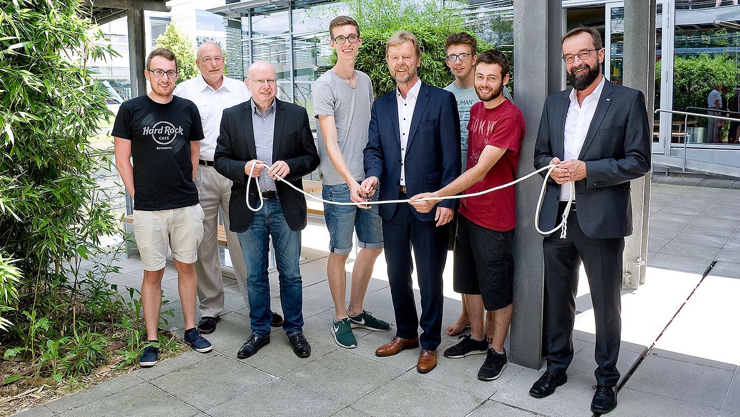 Von links: Student Viktor Weingardt, Bibliotheksleiter Claus Kuttler, vom Bauamt Stefan Krabatsch, Student Liam McNeilly, Präsident Prof. Dr. Wolfgang Baier, Student Simon Schwarzmann, Student Michael Bogner und Kanzler Peter Endres.