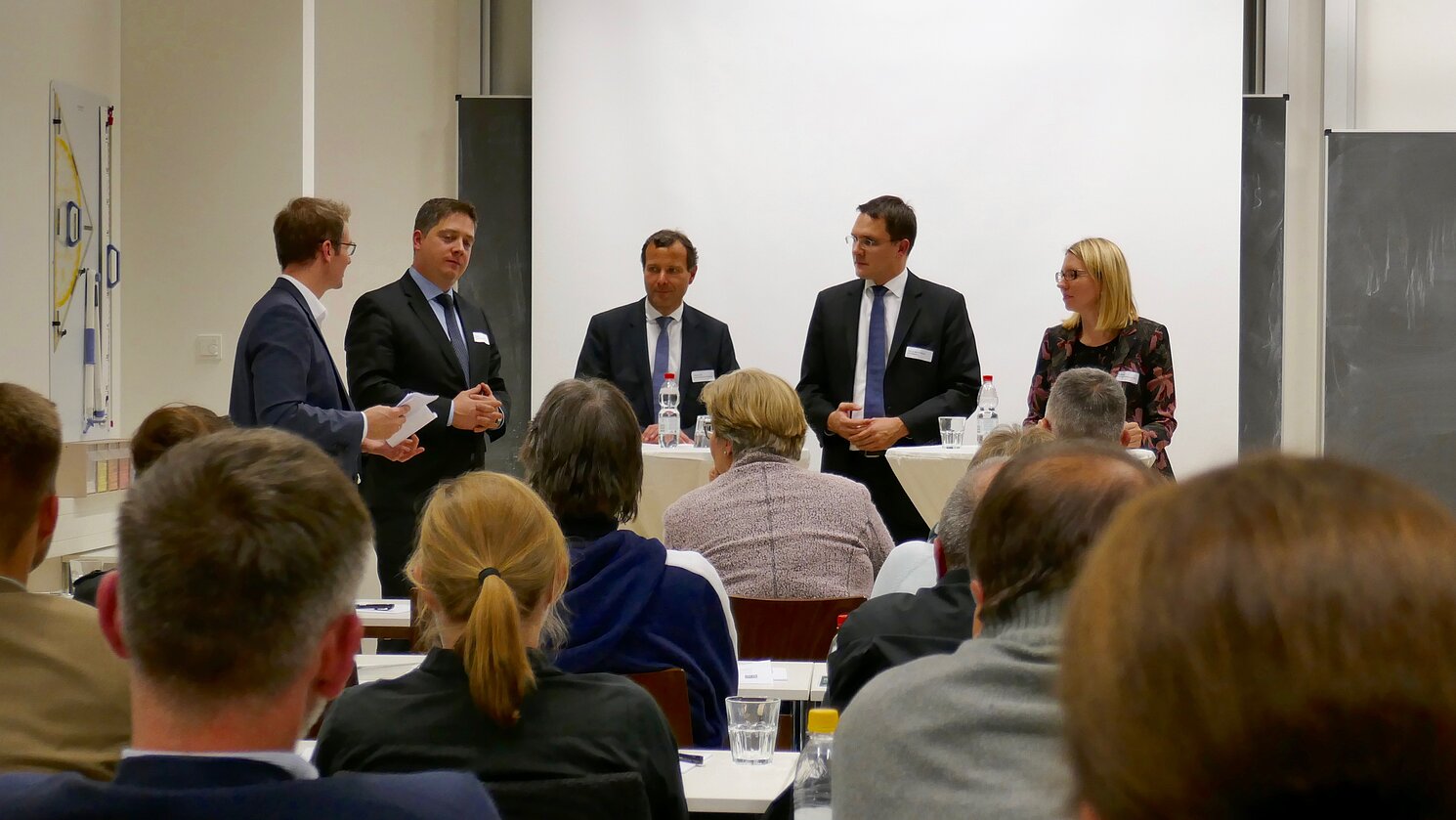 Von links: Podiumsdiskussion mit Dr. Matthias Segerer (IHK Regensburg), Mirco Fröhlich (Arcaden Regensburg), Markus Zink (Donaueinkaufszentrum Regensburg), Prof. Dr. Markus Westner (OTH Regensburg), Dr. Eva Stüber (Institut für Handelsforschung  Köln). 