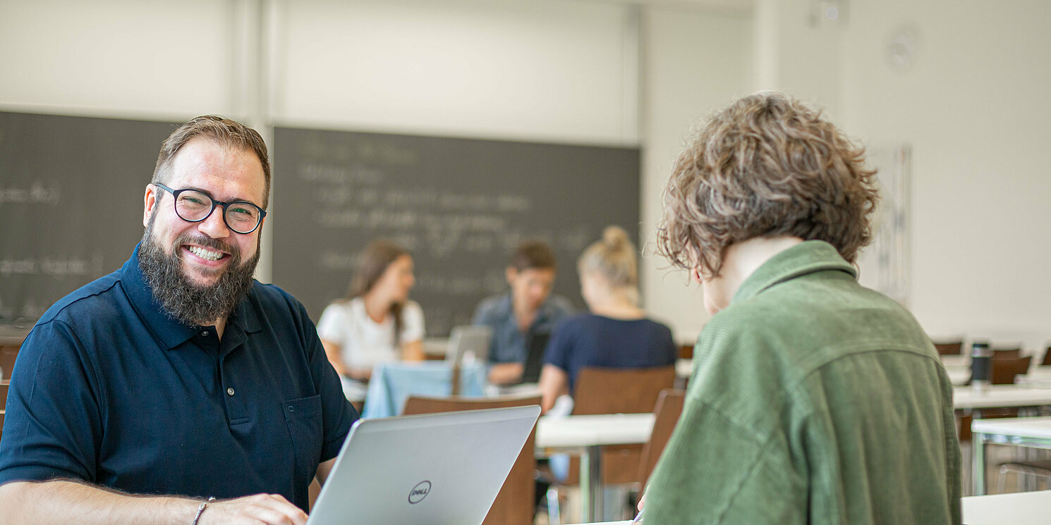 Studierende arbeiten und lernen in einem Seminarraum.