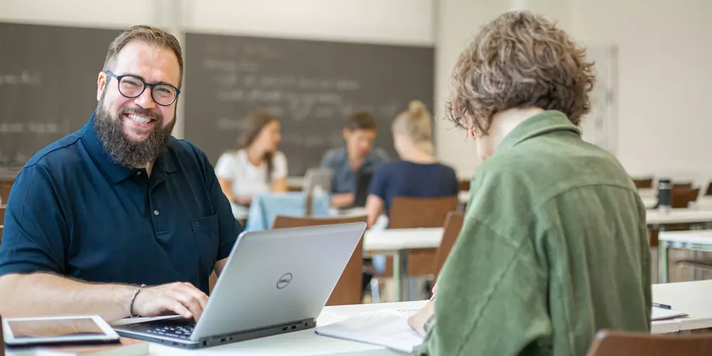 Module aus unseren berufsbegleitenden Studiengängen  Studierende arbeiten und lernen in einem Seminarraum.