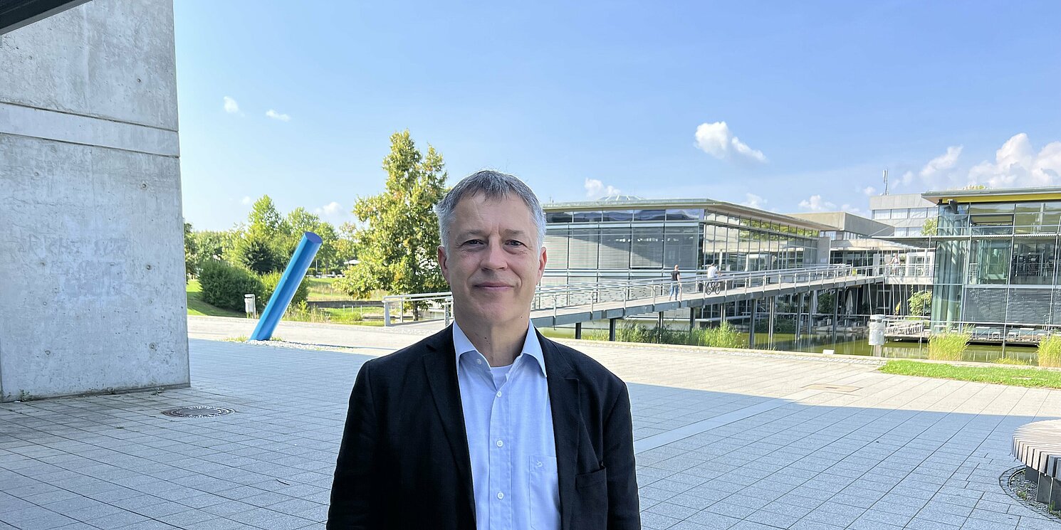 „Für mich ist diese Berufung ein Zeichen dafür, dass die Arbeit an Hochschulen für angewandte Wissenschaften wahrgenommen und geschätzt wird“, sagt Prof. Dr. Karsten Weber. Foto: OTH Regensburg/Michael Hitzek