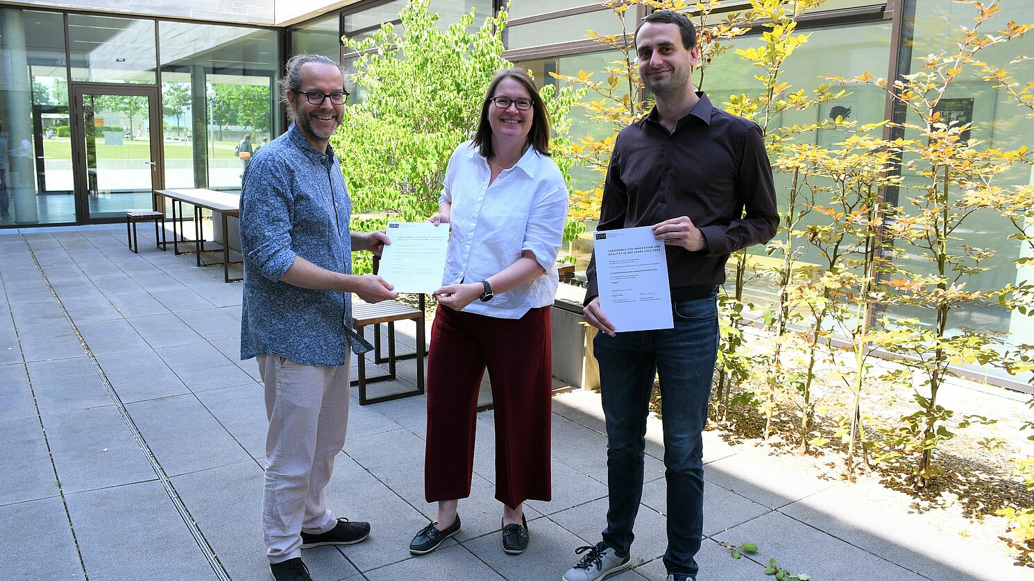 Prof. Dr. Birgit Rösel, Vizepräsidentin für Studium und Lehre, überreichte die Urkunden für den mit 10.000 Euro dotierten Förderpreis für Innovation und Qualität in der Lehre an Prof. Dr. Timo Baumann (li.) und Sebastian Fischer, Lehrkraft für besondere Aufgaben. 