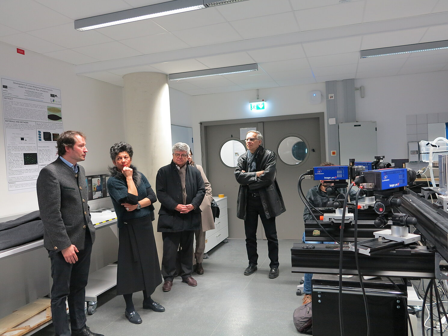 Laborführung (von links): Prof. Dr. Lars Krenkel, Experte in Biofluidmechanik an der OTH Regensburg sowie das Führungsgremium der Scheubeck-Jansen Stiftung