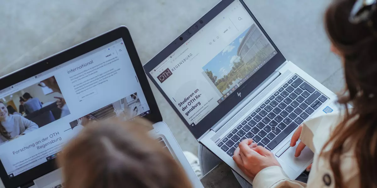 Laptops die Website der OTH Regensburg zeigen