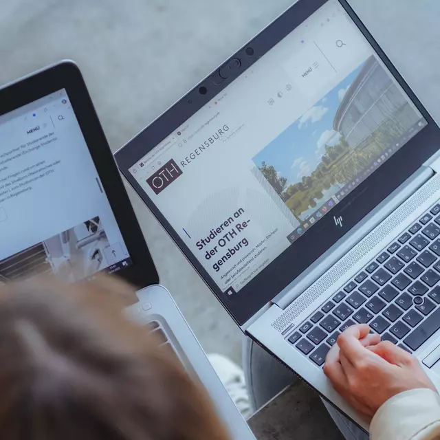 Laptops die Website der OTH Regensburg zeigen