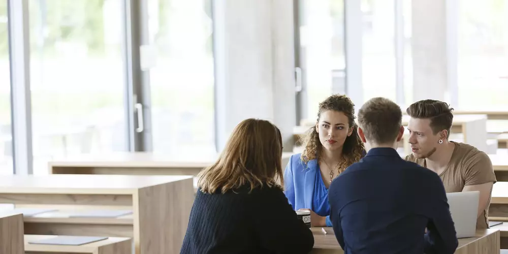 Gruppe von vier Studierenden