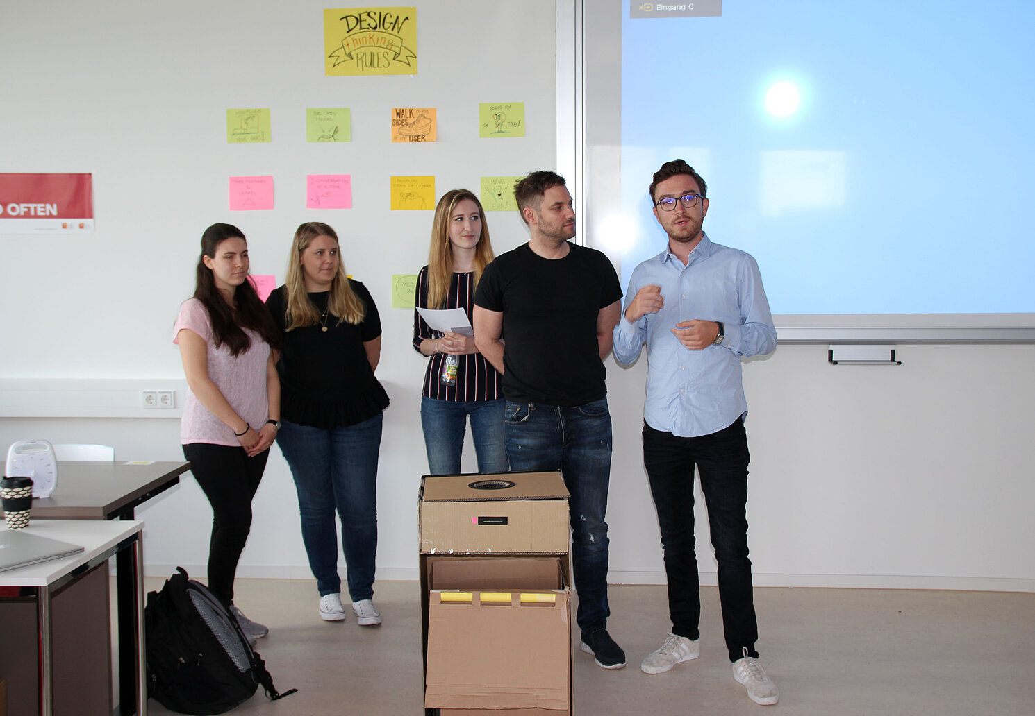 Die Studierenden (von links) Sophie Allgöwer, Annika Straubmeier, Verena Siegl, Christian Ciupka und Jonas Roth haben sich einen PET-Schredder für jedermann ausgedacht...