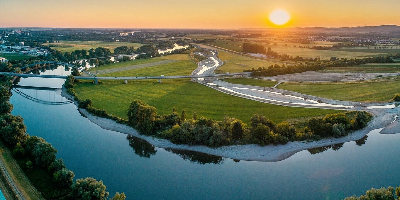 Flussbiegung bei Sonnenuntergang.