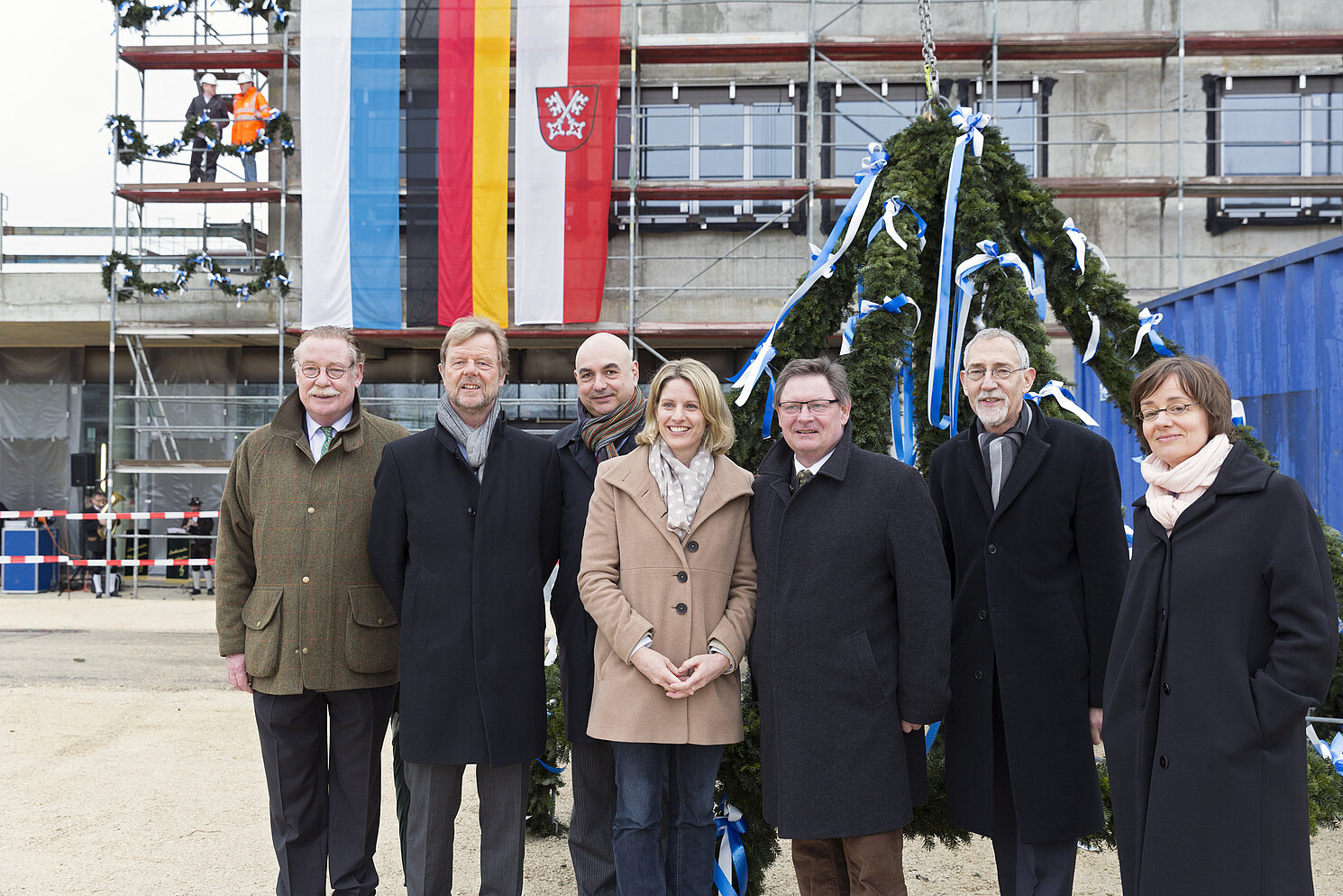 Beim Richtfest für den Neubau der Fakultät Informatik und Mathematik an der OTH Regensburg: (von links) Philipp Graf von und zu Lerchenfeld, Bundestagsabgeordneter; Prof. Dr. Wolfgang Baier, Präsident OTH Regensburg; Jürgen Mistol, Landtagsabgeordnete