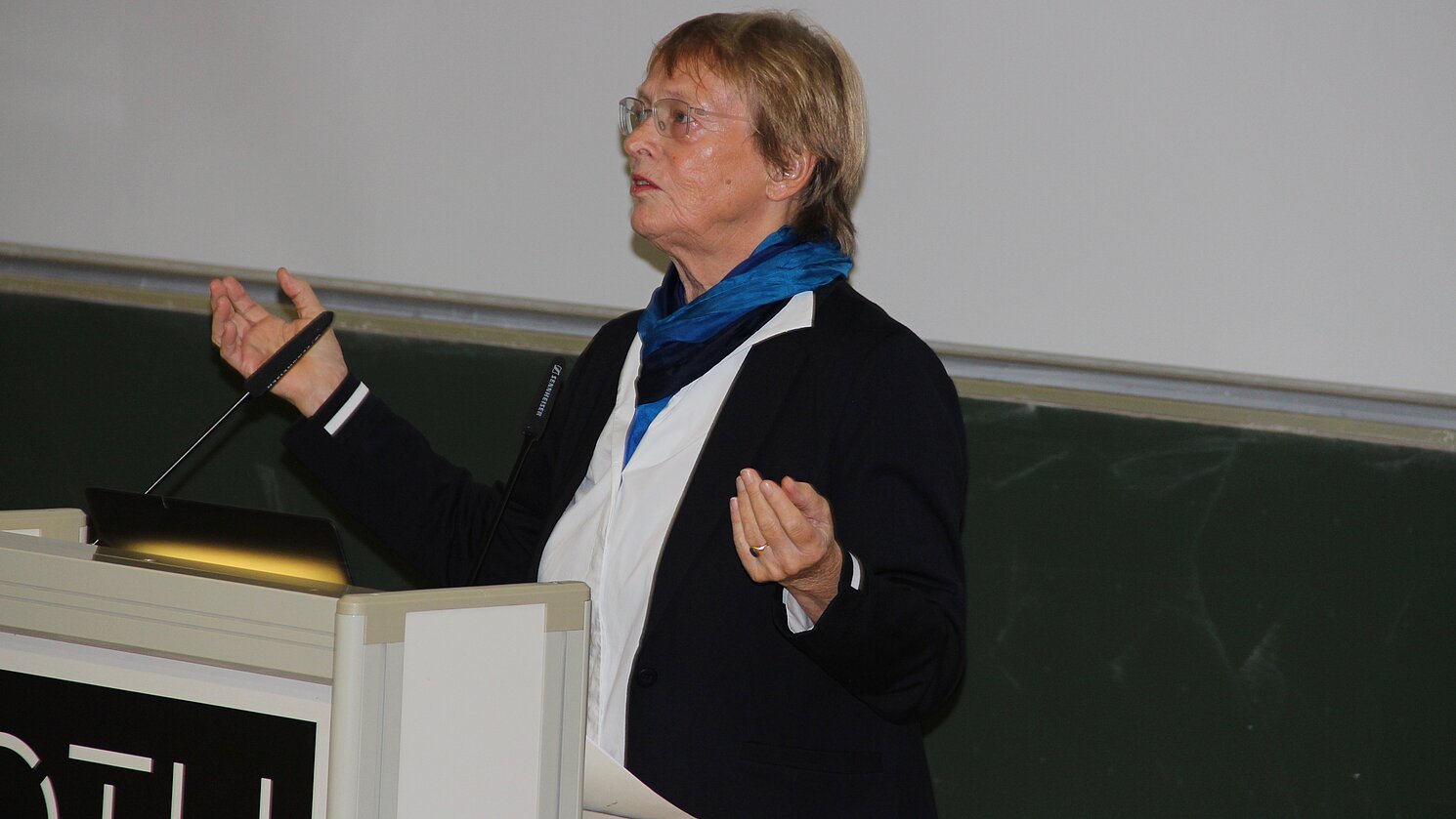 „Pflegewissenschaftlerin der ersten Stunde“: Prof. Dr. Sabine Bartholomeyczik bei ihrem Vortrag im November 2018 an der OTH Regensburg.