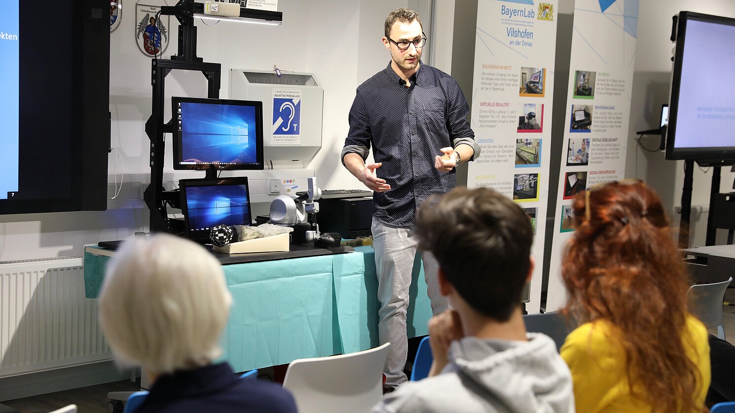 Beim interaktiven Dialog- und Austauschformat „Digitale Handchirurgie“, zu dem TRIO und Bayern Lab eingeladen hatten, stellte Referent Johannes Maier den Simulator höchst spannend und lebendig vor.