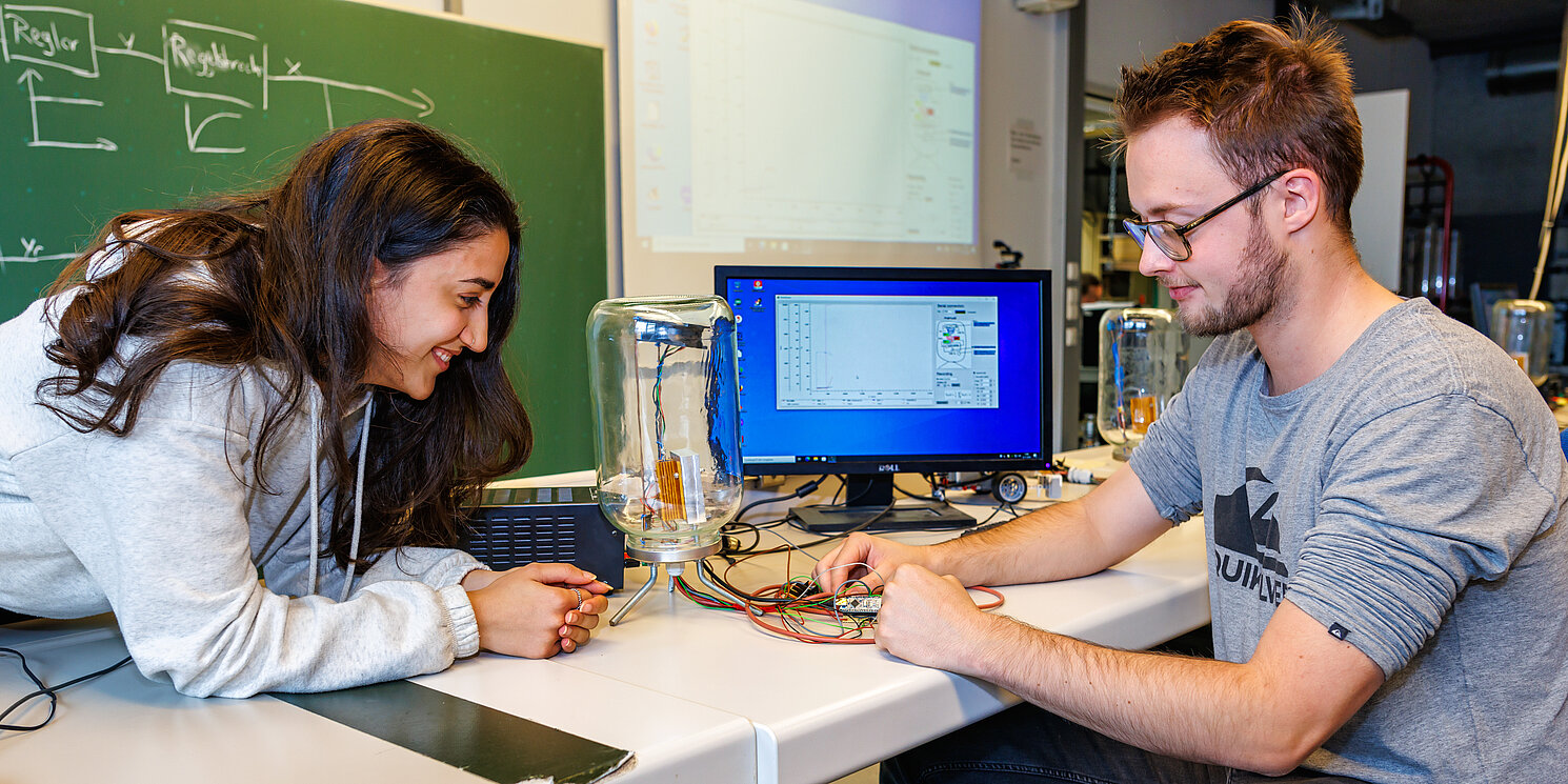 Zwei Studierende bei einer Untersuchung im Labor Mess- und Steuerungstechnik