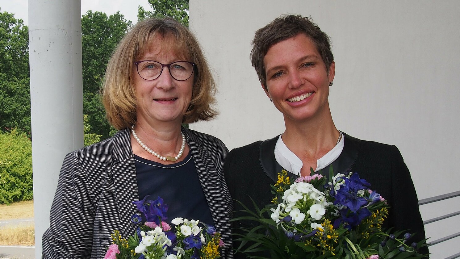 Von links: Prof. Dr. Christine Süß-Gebhard, Sprecherin der LakoF Bayern/HAW, Prof. Dr. Elke Wolf, Stellv. Sprecherin der LaKoF Bayern/HAW