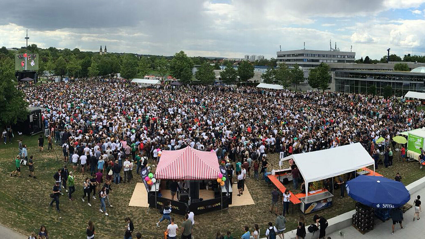 Campuswiese beim Public Viewing.