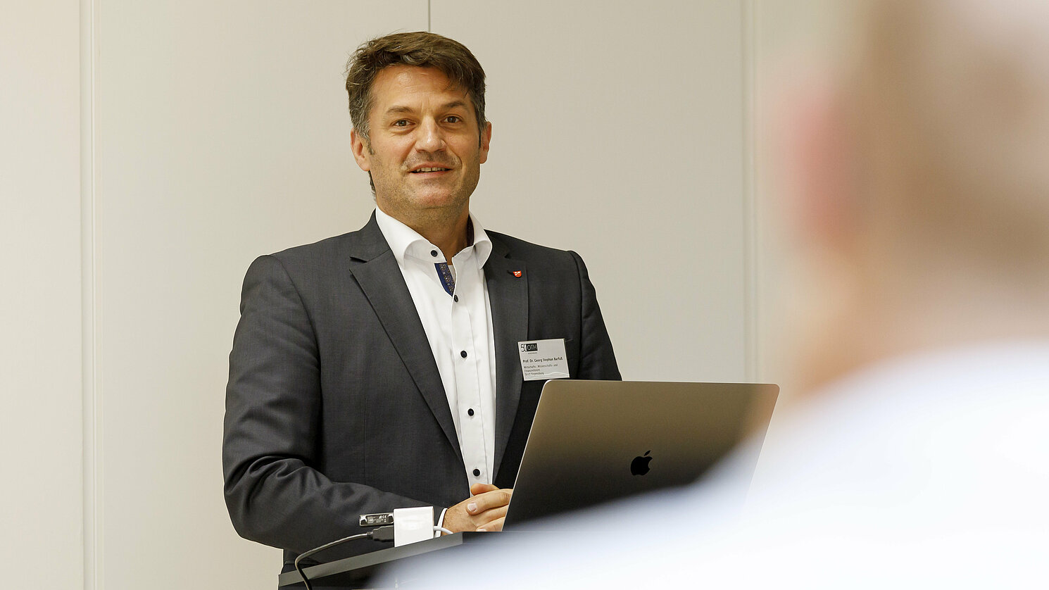Prof. Dr. Georg Stephan Barfuß, Leiter des Referates für Wirtschaft, Wissenschaft und Finanzen, lobte die Zusammenarbeit zwischen Stadt und OTH Regensburg. 