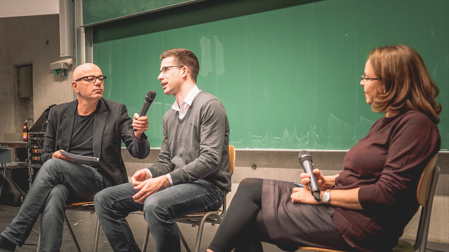 Von links: Markus Walsch, Stephan Kleine und Prof. Dr. Susanne Nonnast während der Auswertung des Skype-Interviews
