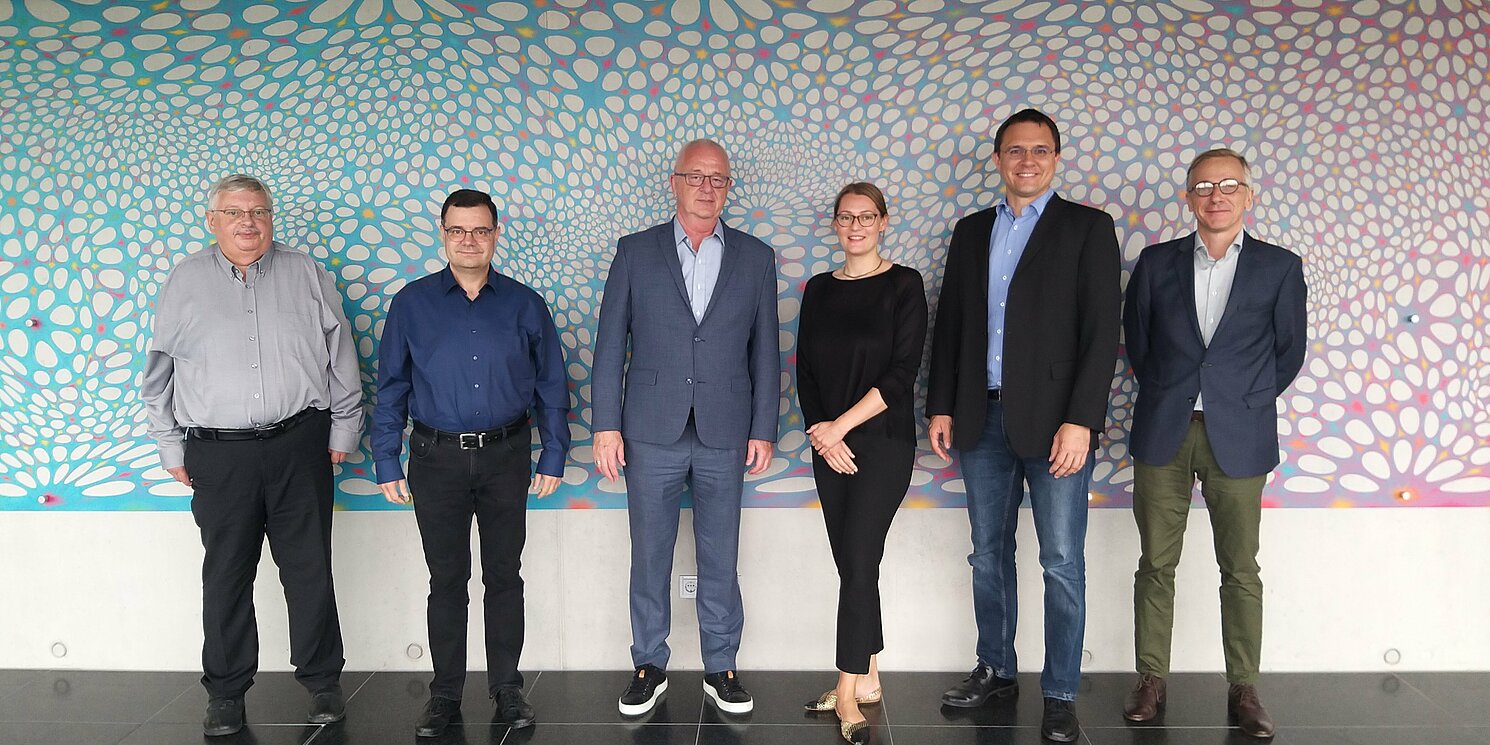 (v.l.): Dr. Wilhelm Bomke, Prof. Dr. Georgios Raptis, Prof. Dr. Tomas Benz, Janina Scheidl (IO OTH), Prof. Dr. Markus Westner, Dr. Berndt Tilp Foto: Johanna Hofmann/OTH Regensburg