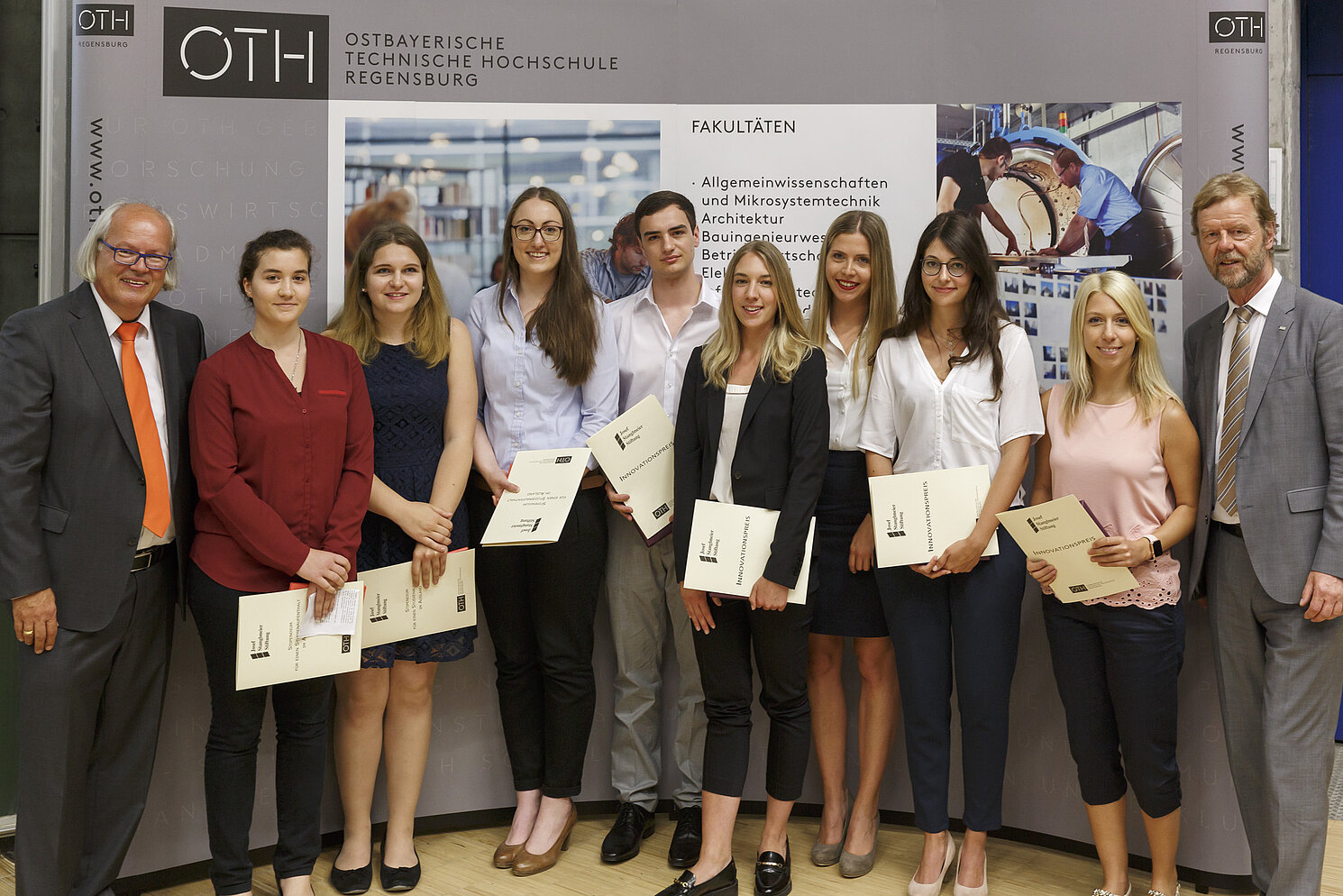 Stanglmeier- und Innovations-Preisverleihung an der OTH Regensburg: Prof. Dr. Wolfgang Baier, Präsident der OTH Regensburg (rechts), Johannes Paintl, Vorsitzender der Stanglmeier-Stiftung (links), mit den Preisträgerinnen und dem Preisträger (von links) Michaela Zietlow, Tara Rümmele, Marlene Groß, Christian Seebauer, Helen Felicitas Muschalla, Sarah Doll, Miriam Kreuzer und Jasmin Neefischer. 