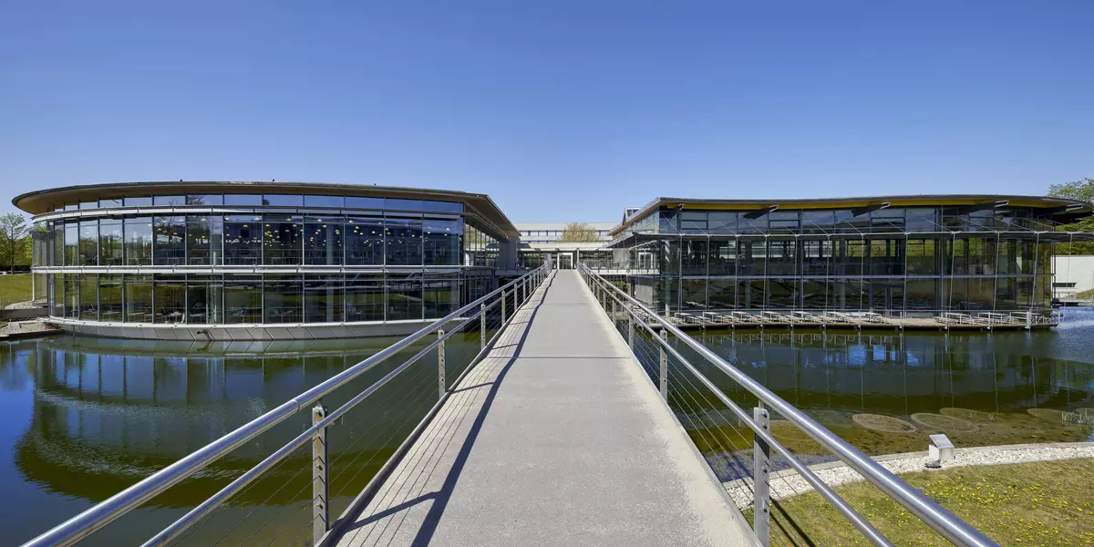 Brücke über den See am Campus der OTH Regensburg
