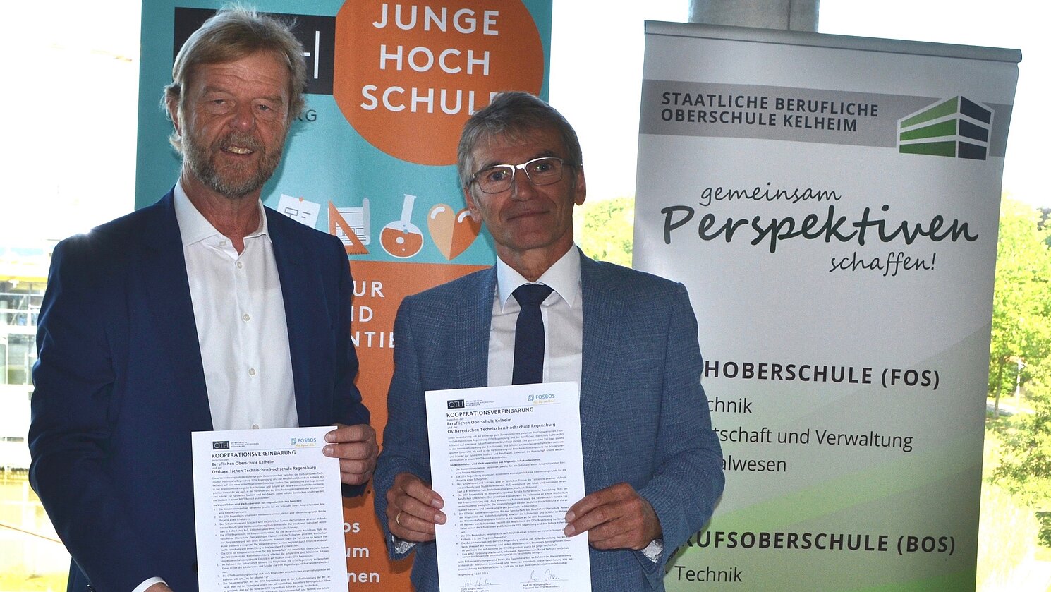 Von links: Der Präsident der OTH Regensburg, Prof. Dr. Wolfgang Baier, und der Leiter des Staatlichen beruflichen Schulzentrums Kelheim, OStD Johann Huber, mit dem unterzeichneten Kooperationsvertrag.