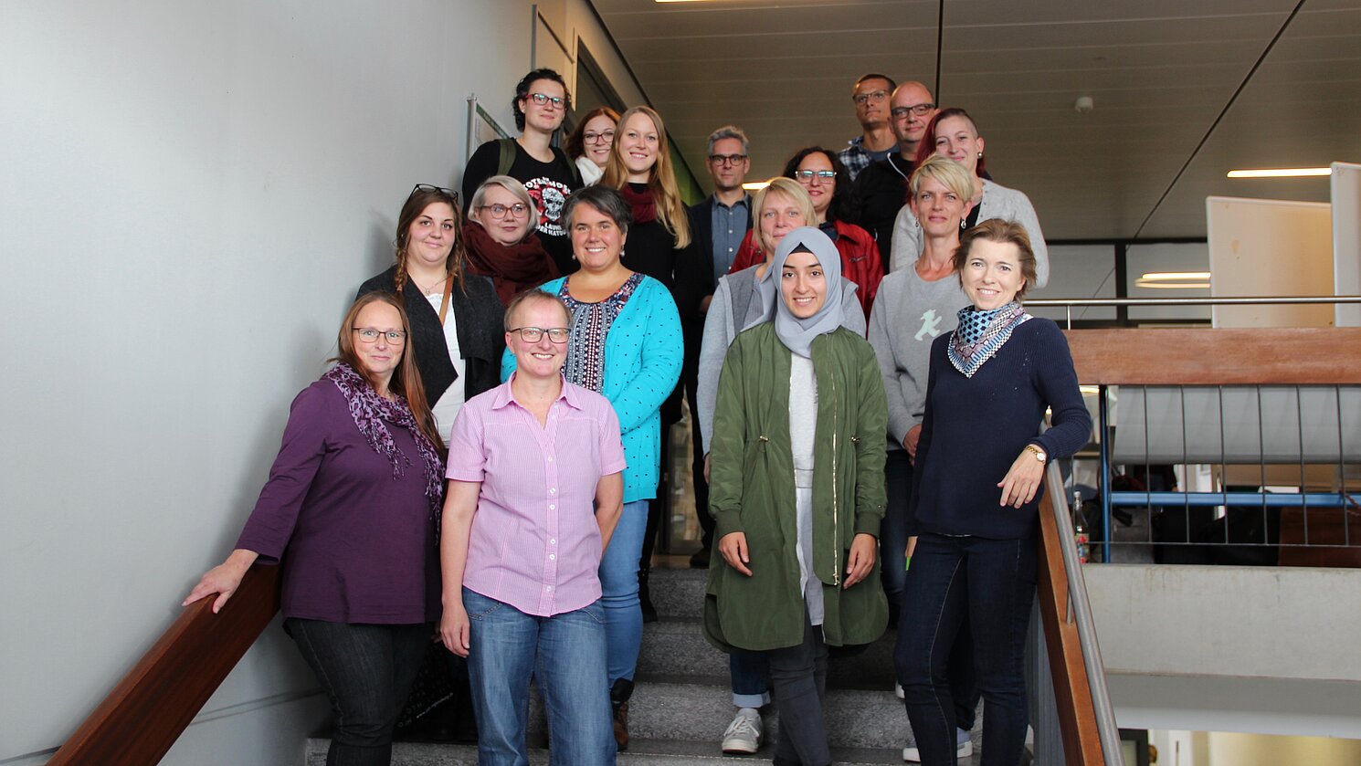 Die Studierenden des berufsbegleitenden Bachelors Soziale Arbeit mit Studiengangleiter Prof. Dr. Nicolas Schöpf (hinten Mitte) und Studiengangreferentin Jana Faerber (1. von rechts). Fotos: OTH Regensburg