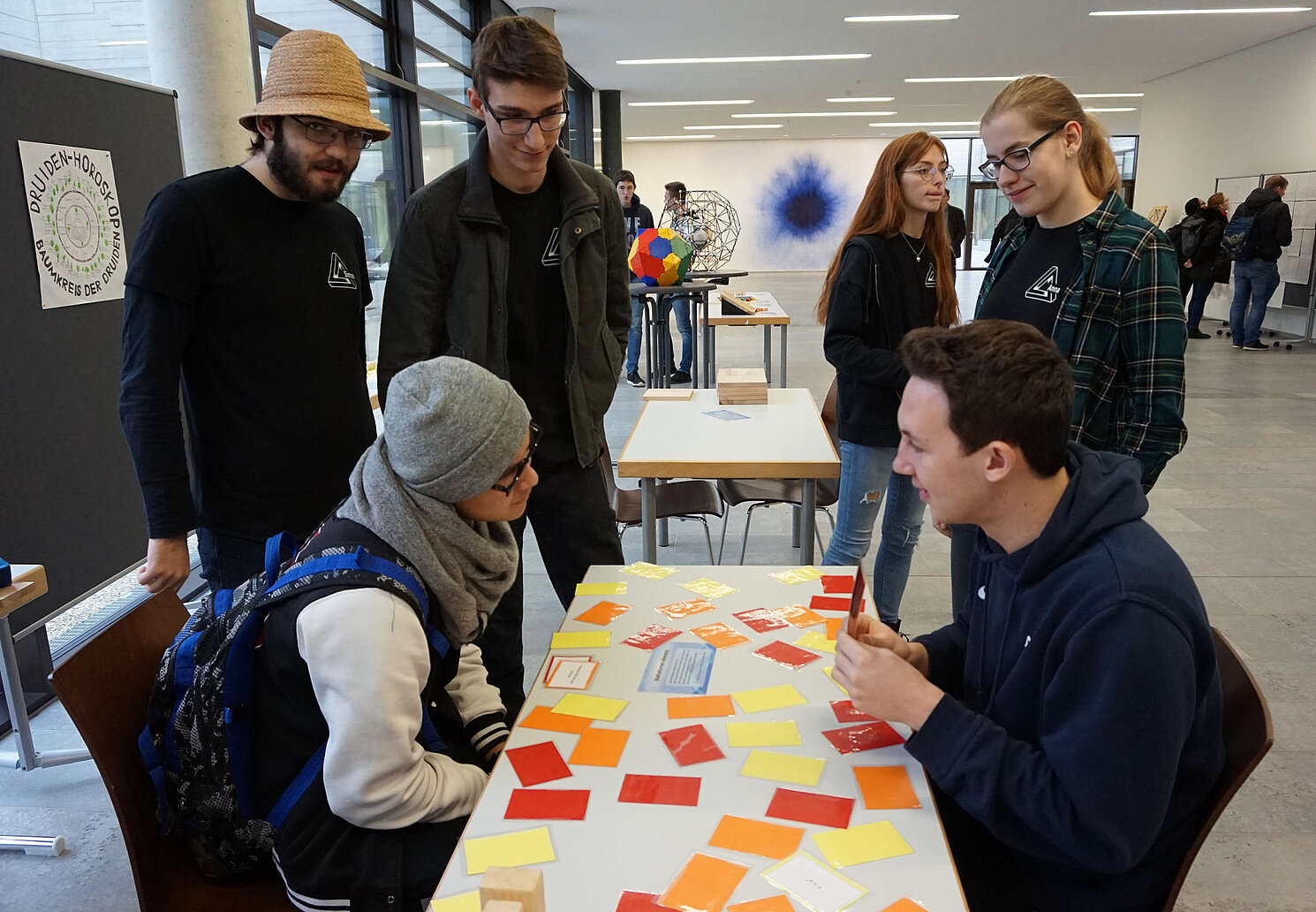 Verantwortliche der Mathe-Ausstellung an der OTH Regensurg: Die Schüler des P-Seminars mit ihren Lehrern Matthias Bergbauer (links) und Andreas Leipert (rechts). Fotos: Sarah Sophie Ruppert