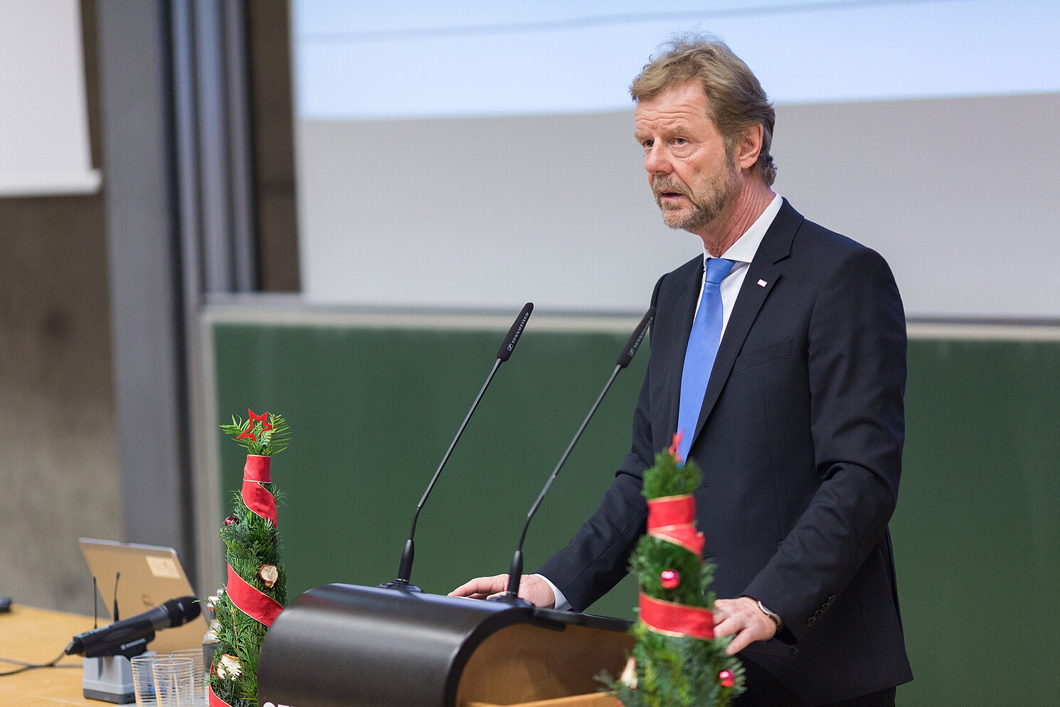 Jahresrückblick: Prof. Dr. Wolfgang Baier, Präsident der OTH Regensburg, berichtete von der Rolle der OTH Regensburg in einer immer komplexer werdenden Welt. 