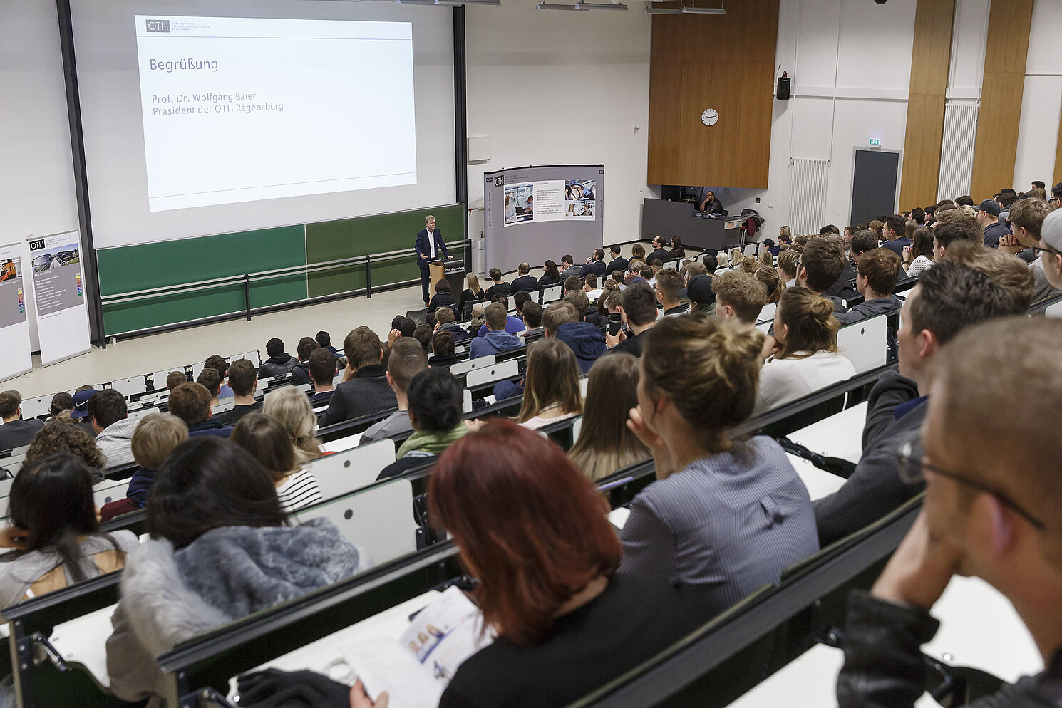 Erstsemesterbegrüßung an der OTH Regensburg: Präsident Prof. Dr. Wolfgang Baier hat die rund 600 neuen Studierenden zum Sommersemester 2018 begrüßt. 