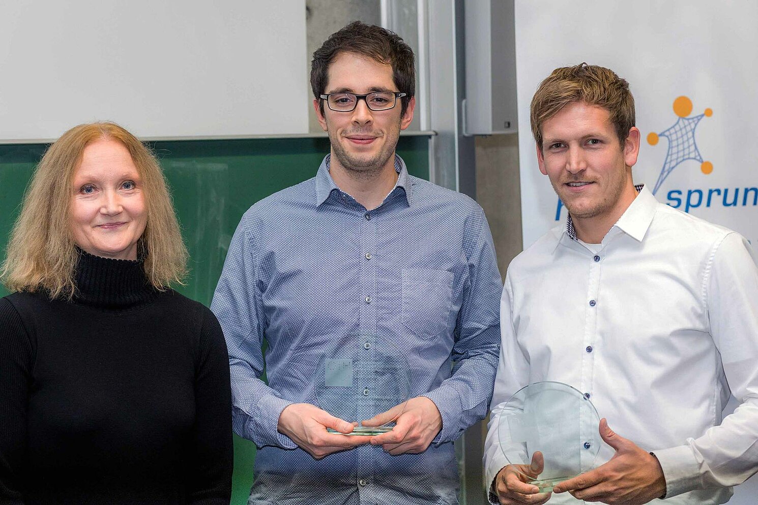 Preisverleihung mit Brigitte Kauer vom start-up center der OTH Regensburg und die beiden Macher der partyscore-App, Johannes Wölfl und Martin Sporn