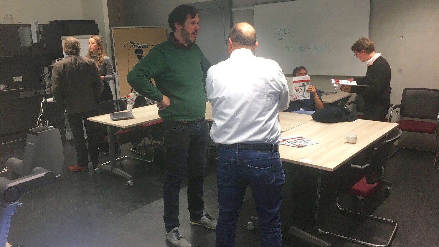 Vorne im Bild von links: Prof. Stefan Galka im Gespräch mit Referent Tobias Ebinger. 
