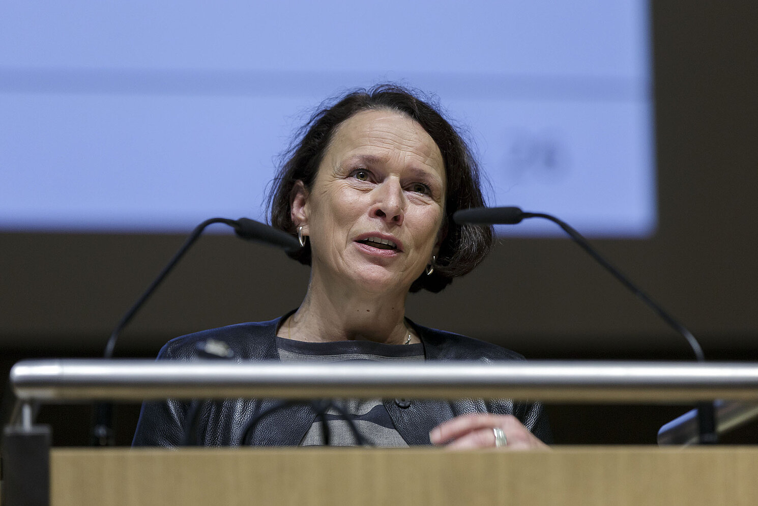 Gertrud Maltz-Schwarzfischer, Bürgermeisterin der Stadt Regensburg, hieß die Studierenden von Seiten der Stadt willkommen.